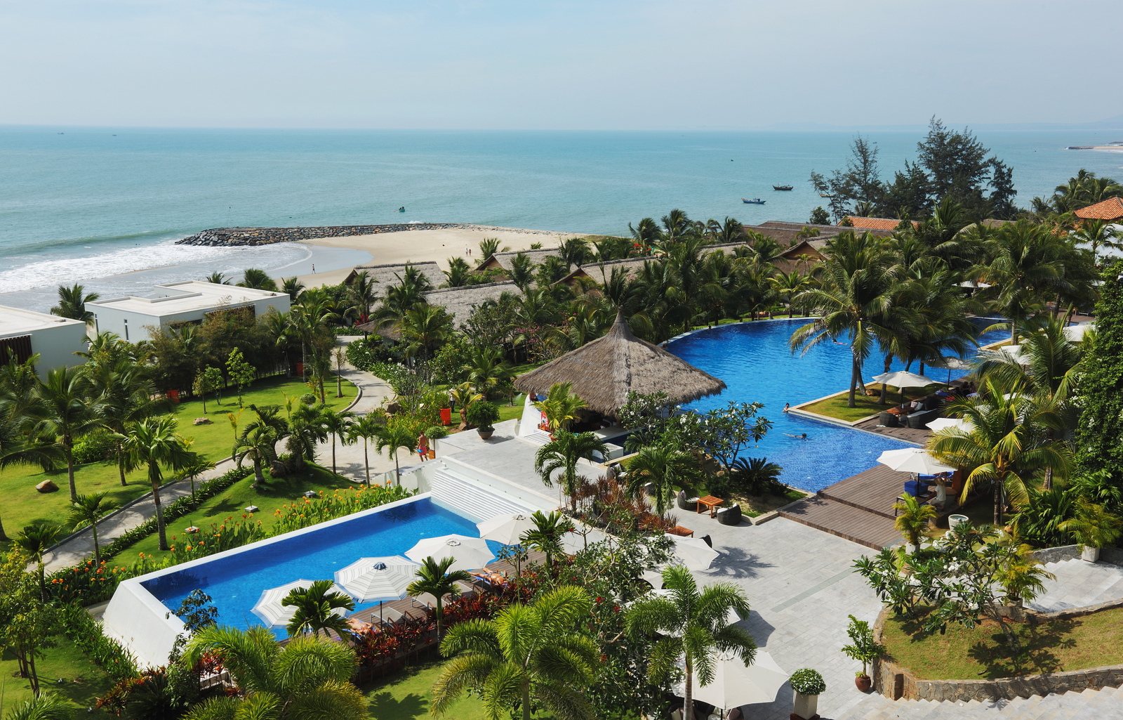 Toàn cảnh hồ bơi - The Cliff Resort & Residences