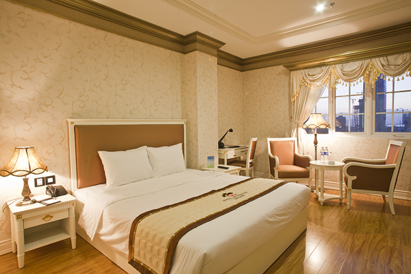 Suite%20room-ksSeventeenSaloon-hotel24h.net.jpg